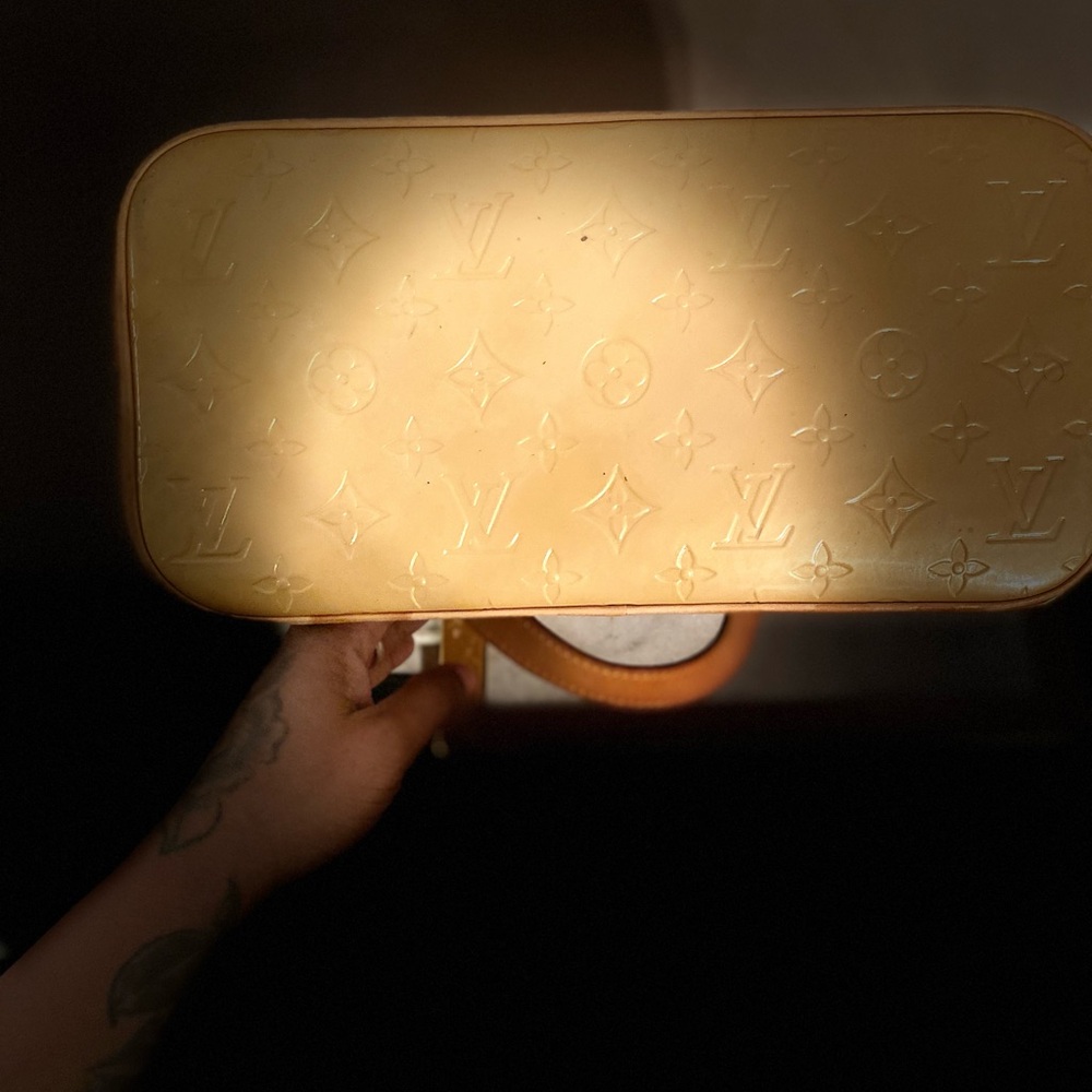Authentic Louis Vuitton Vernis (yellow) handbag - Picture 6 of 8